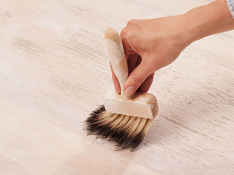 برای ایجاد عمق بعد از سفید کردن کف‌پوش چوبی می‌توانید به وسیله قلم‌مو خطوطی خاکستری رنگ روی سطح کار ایجاد کنید.