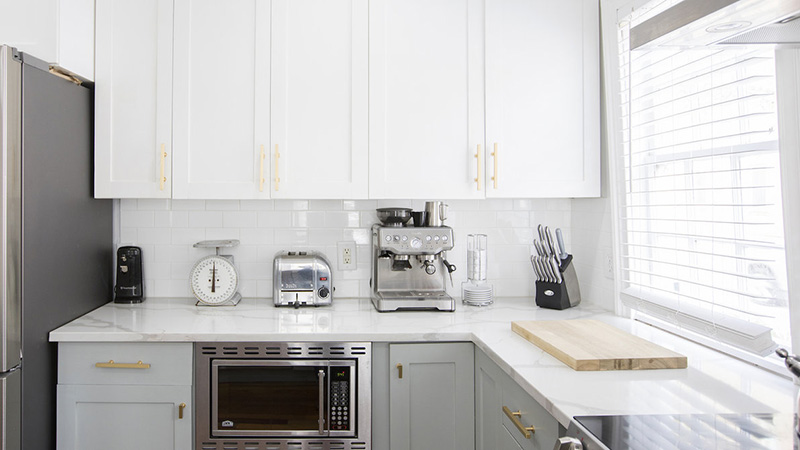 اگر قصد دارید طراحی زیبایی در آشپزخانه خود داشته باشید، کاشی سفید می‌تواند از جمله انتخاب‌های مناسب برای شما باشد.