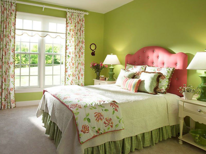با ترکیب کوسن و بالش‌های سبز و صورتی نسبت به تغییر رنگ تخت خواب خود اقدام کرده و بهار را به خانه خود آورید!