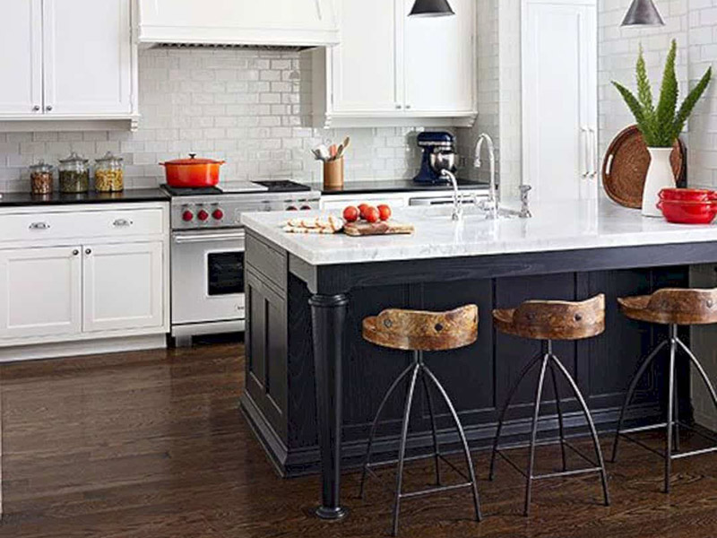 دکوراسیون سیاه و سفید آشپزخانه، شاید از هر جای دیگری در خانه شما زیباتر به نظر برسد که هم برای دکوراسیون مدرن و هم کلاسیک کاربرد دارد.