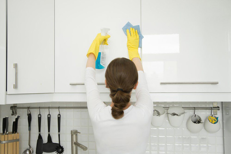 برای اینکه هر چه بیشتر از زرد شدن کابینت های گلاس جلوگیری کنید، باید آن را به روش درستی تمیز کنید.