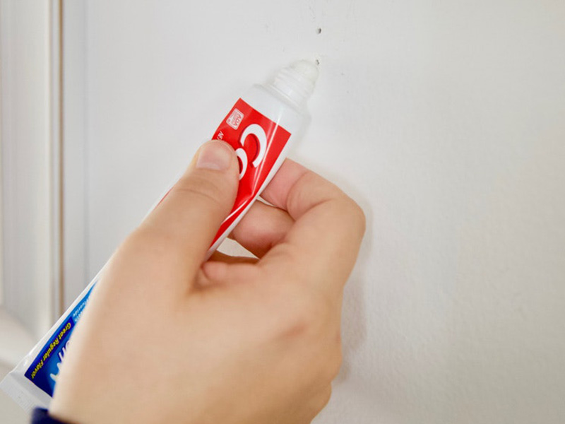 برای پاک کردن خودکار از دیوار گچی می‌توانید علاوه بر آب، از اسپری مو یا خمیر دندان هم استفاده کنید.