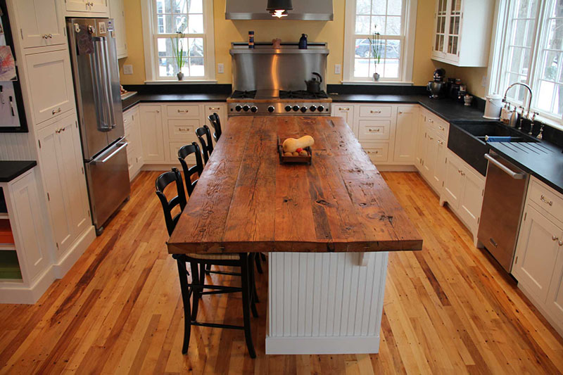 جزیره چوبی آشپزخانه با سبک سنتی می‌تواند این بخش از فضای خانه‌تان را به محیطی گرم و دوست داشتنی تبدیل کند.