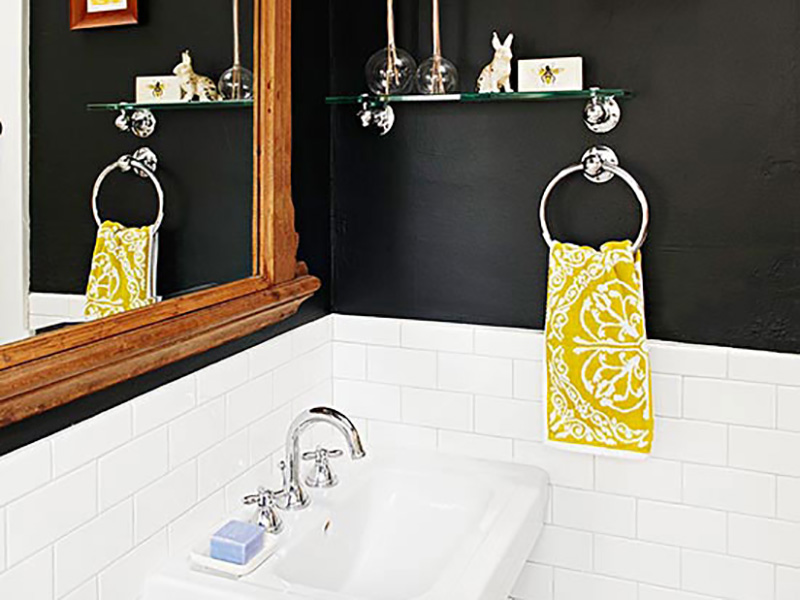 استفاده از ترکیب رنگ مشکی و سفید در دکوراسیون دیوار با رنگ تیره انتخاب خوبی برای حمام و دستشویی خانه است و برای اینکه فضا کمی گرم‌تر شود بهتر است از آینه‌ای با قاب چوبی و همچنین شیرآلات نقره‌ای رنگ استفاده کنید.