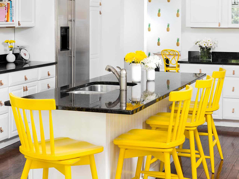 تلفیق رنگ‌های گوناگون با رنگ سفید از جمله انتخاب‌هایی است که برای آشپزخانه سفید می‌توانید از آن‌ها استفاده کنید. ترکیب کردن رنگ‌های گوناگون تصویر مدرنی را از فضا ارائه خواهد داد.