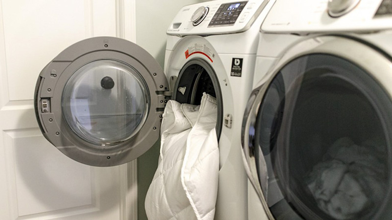 برای شستن پتو با ماشین لباسشویی، ترجبحا برنامه‌های شست و شوی ملایم همراه با آب سرد را انتخاب کنید.