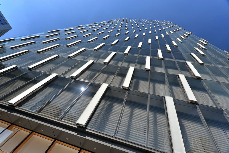 از نمای شیشه‌ای دو پوسته به دلیل محافظت بیشتر و عایق‌بندی ساختمان در مقابل آلودگی صوتی و محیطی استفاده می‌شود.