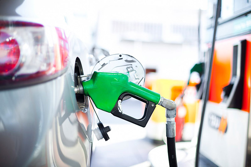 سوخت رسانی به اتومبیل‌ های هیبریدی نسبتاً ساده است و سوخت بیشتر خودروهای هیبریدی در واقع همان بنزین است.