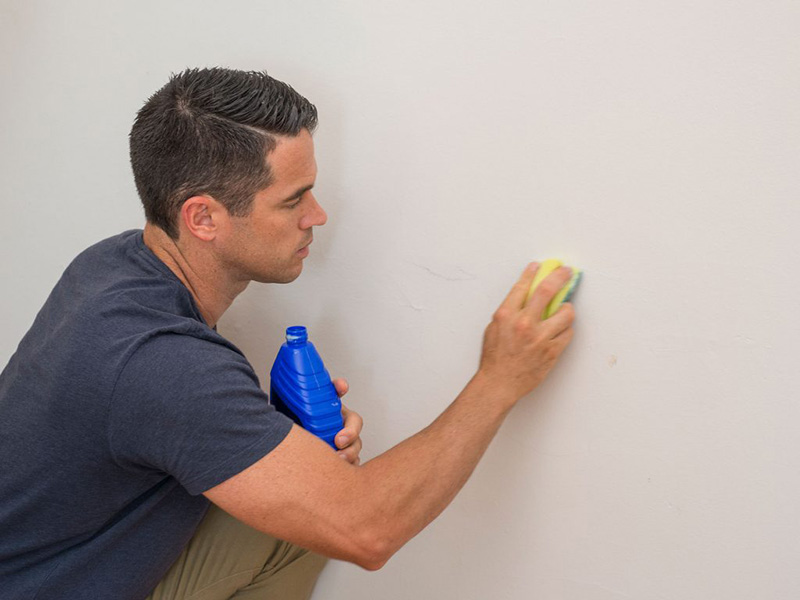 برای پاک کردن ماژیک از روی دیوار گچی از الکل یا خمیر دندان استفاده کنید، اما روی آن مقدار زیادی آب نریزید.