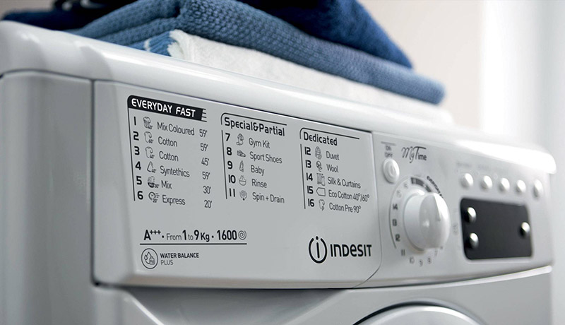برای شستن کفش با ماشین لباسشویی از برنامه‌های مخصوص با تنظیمات ملایم استفاده کنید.