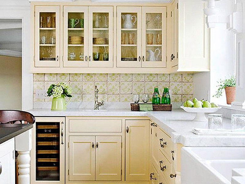 استفاده از رنگ زرد در دکوراسیون آشپزخانه با ترکیب رنگ‌های سفید و سبز