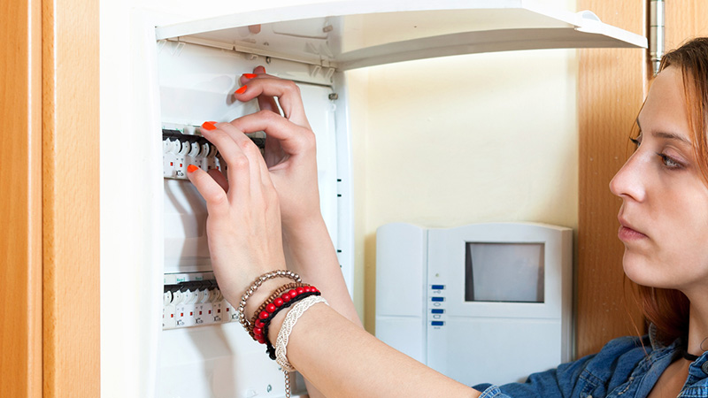 قبل از جدا کردن اجزای لوستر، برق را از کنتور یا جعبه فیوز مرکزی قطع کنید.