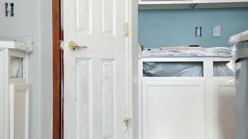 بعد از زدن پرایمر روی درب باید به وسیله یک پارچه مرطوب درب را به خوبی پاک کنید تا بتوانید نقاشی درب چوبی را آغاز کنید.
