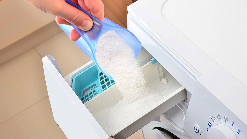 برای شستن پتو با لباسشویی به هیچ عنوان از سفیدکننده و سایر شوینده‌های قوی استفاده نکنید.
