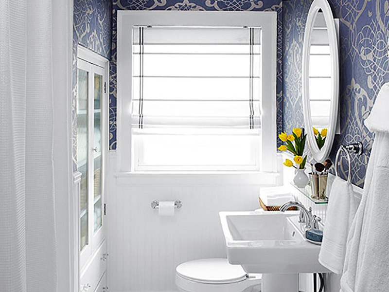 سفید مکمل رنگ آبی در دکوراسیون داخلی منزل شما است و رنگ سفید و آبی در کنار هم می‌تواند انتخاب هوشمندانه‌ای برای حمامتان باشد.