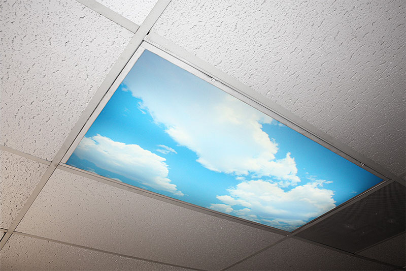 نصب حباب لامپ سرویس بهداشتی پشت سقف مجازی به جای چراغ بالای سرویس بهداشتی