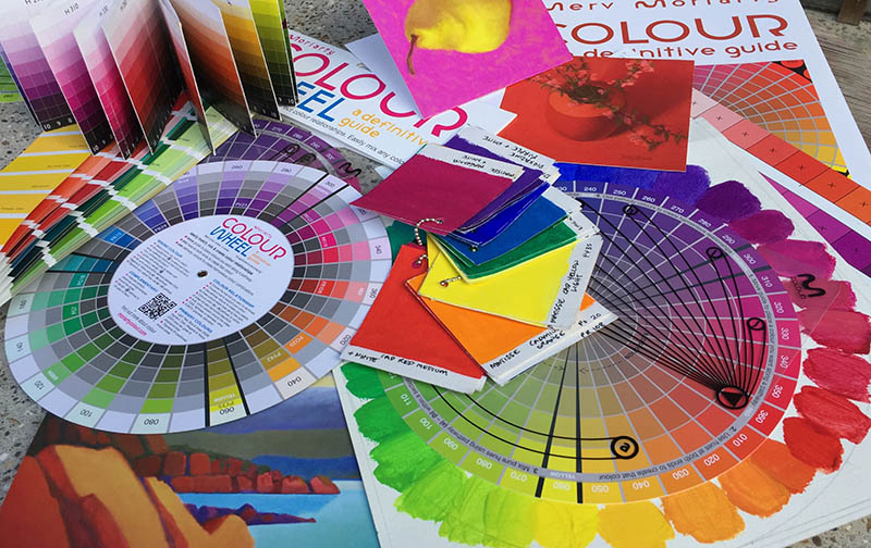 روانشناسی رنگ‌ها در انتخاب رنگ پرده هم می‌تواند بسیار کمک کننده باشد.