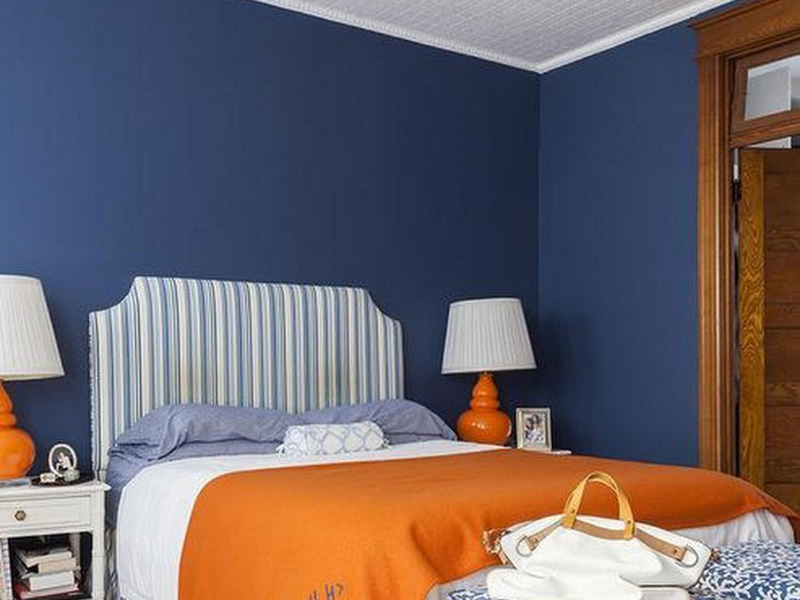 استفاده از آبی بسیار تیره و نارنجی برای دیوارها و آبی روشن برای سقف یک ترکیب بسیار مدرن و شیک خواهد بود. رنگ روشن استفاده شده در سقف می‌تواند تیرگی فضای اتاق را کاهش دهد.