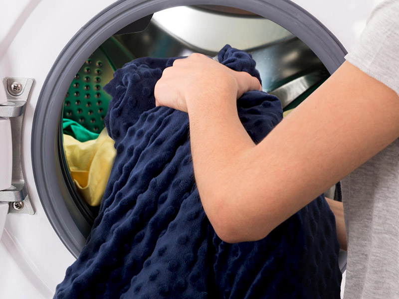 برای شستن پتو با لباسشویی، آن را در ماشین لباسشویی به طور مساوی پخش کنید.