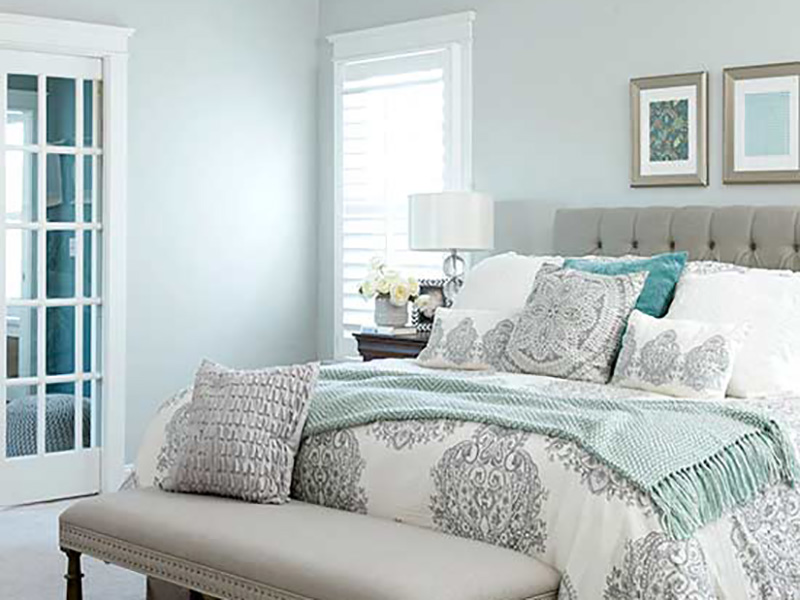 رنگ نقره‌ای از رنگ‌های خنثی و مناسب اتاق خواب است که فضایی زیبا و کلاسیک برای شما می‌سازد. استفاده از رنگ آبی متمایل به سبز در کنار رنگ نقره‌ای، اتاق خوابتان را از تک رنگی خارج نموده و فضایی آرام به شما هدیه می‌دهد.
