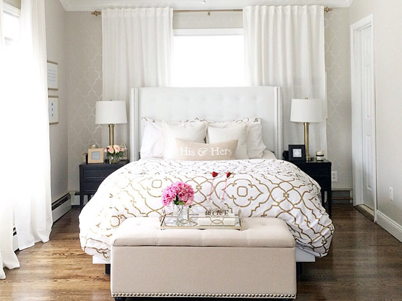 از مدل پرده های جدید اتاق خواب استفاده از رنگ سفید است که موجب روشن‌تر شدن فضای اتاق می‌شود.
