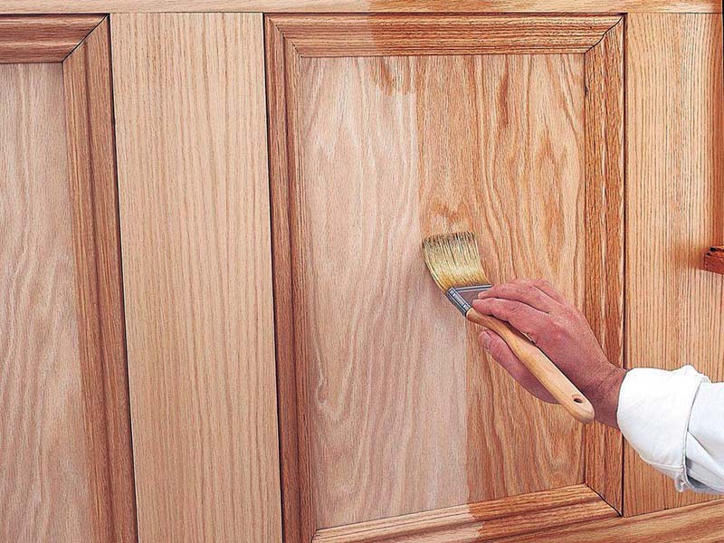 استفاده از سیلر چوب برای جلوگیری از تغییر رنگ درب چوبی خارجی