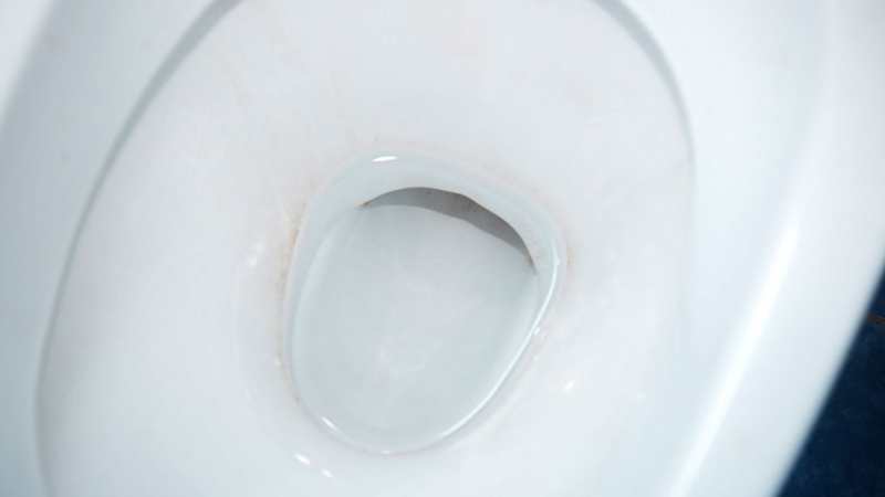 برای تعمیر ترک کاسه توالت به روش اپوکسی ابتدا باید آب درون توالت را تخلیه کنید.
