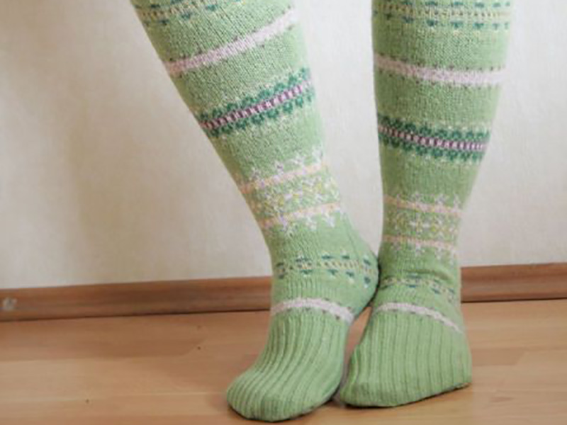 ترفند با لباس کهنه: تبدیل لباس‌های کهنه بافتنی به جوراب‌های گرم زمستانی