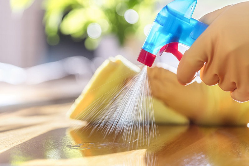 بهتر است قبل از ضدعفونی کردن سطوح منزل و محل کار آن‌ها را تمیز کرده تا چربی و پروتئین ویروس را کاملا از بین برد. پس از اینکه محیط را کاملا تمیز کردید، از آنولیت برای ضدعفونی کردن استفاده کنید.