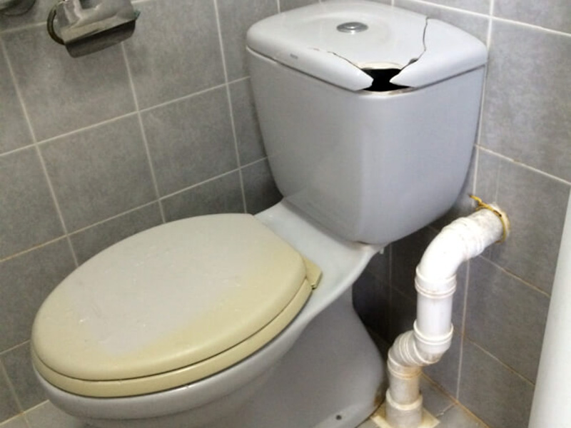 معمولاً ترک‌هایی ایجاد شده در مخزن توالت فرنگی که بالاتر از سطح آب باشند، مشکلات چندانی به دنبال ندارند.