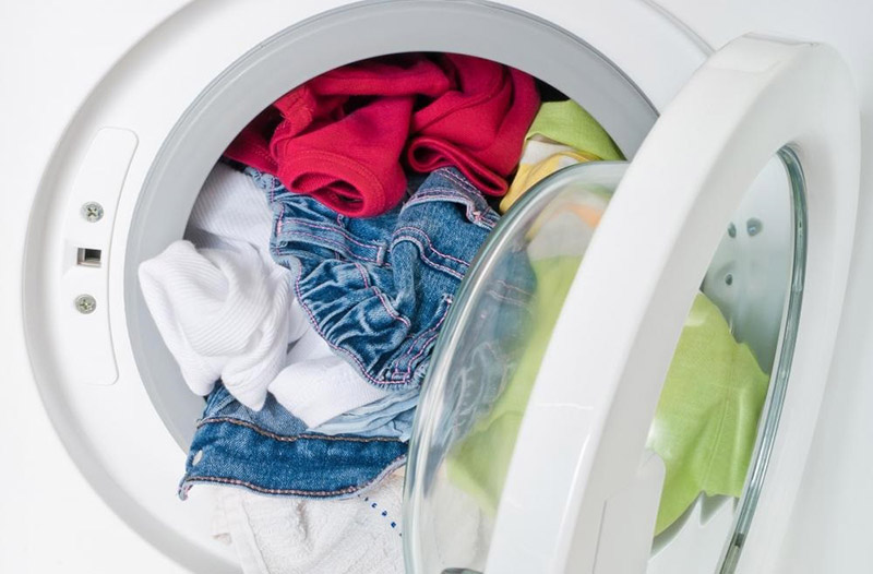 شستشوی لباس با ماشین لباسشویی | نحوه صحیح ضدعفونی کردن لباس های کرونایی | روش های شستشوی لباس در زمان شیوع ویروس کرونا