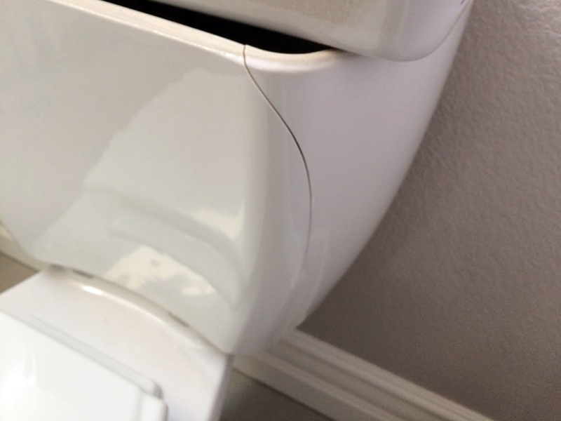 زمانی که شکاف ایجاد شده در مخزن توالت فرنگی پایین‌تر از سطح آب باشد، باید هر چه سریع‌تر اقدام به تعمیر آن کنید و یا به فکر تعویض مخزن توالت فرنگی باشید.