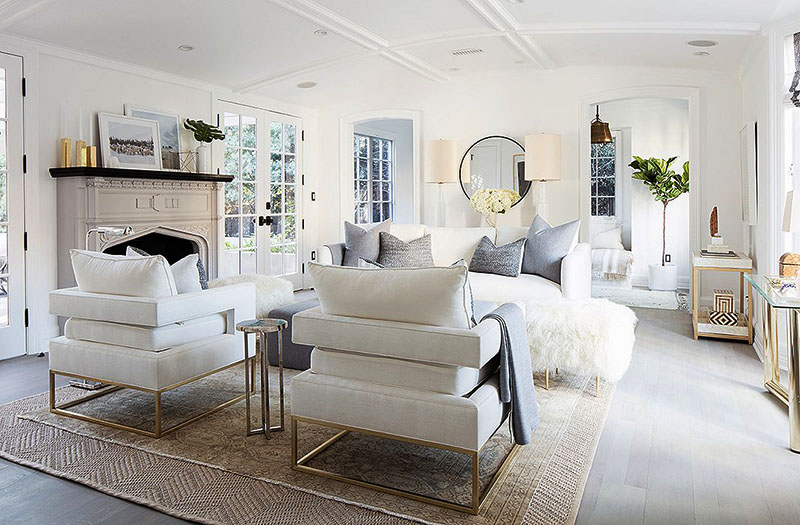 انتخاب رنگ سفید در طراحی دیوارها و کف باعث روشن و بزرگ‌تر دیده شدن فضای منزل شما می‌شود.