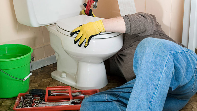 برای تعمیر ترک کاسه توالت ابتدا باید با دقت همه سطوح کاسه توالت را با دقت بررسی کنید و محل ایجاد شکاف را پیدا کنید.