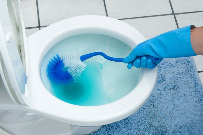 برای ضدعفونی کردن سطوح توالت فرنگی از مواد ضدعفونی کننده استفاده می‌شود تا از رشد عوامل بیماری‌زا در این مکان جلوگیری شود | تمیز کردن توالت فرنگی