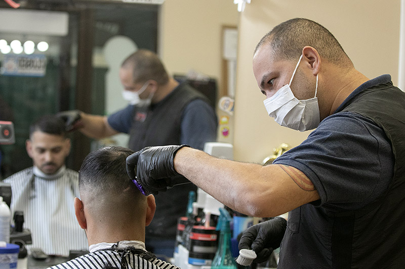 از آنجایی که آرایشگاه خدماتی برای مو و پوست افراد ارائه می‌دهد، لازم است تا همه تجهیزات با کمک خدمات ضد عفونی آرایشگاه و مواد ضدعفونی کننده بدون عوارض کاملاً گندزدایی شوند.