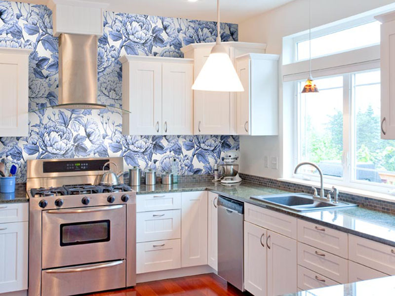 تمیز کردن کاغذ دیواری آشپزخانه را که در معرض چربی و بخار است، باید با یک شستشوی سبک انجام دهید.