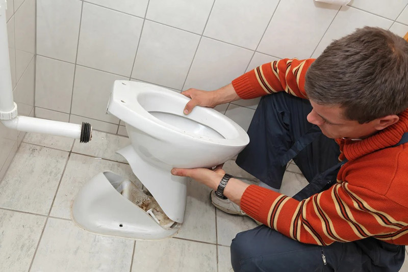 برای پیدا کردن نشتی در اطراف کاسه توالت باید پیدا کنید که دقیقاً مشکل در کدام بخش ایجاد شده و سپس اقدام به ترمیم شکستگی کاسه توالت کنید.