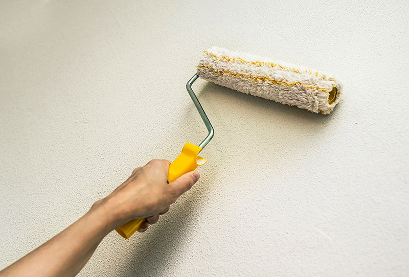 گاهی اوقات رعایت نکردن نکاتی همانند زیرسازی و قرار گرفتن دیوار در شرایط نامناسب می‌تواند علت چروک شدن رنگ باشد.