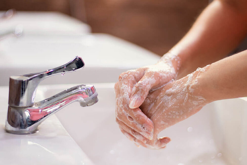 به افراد توصیه کنید که بعد از هر بار استفاده از تجهیزات ورزشی حتماً دستمان خود را با آب و صابون و به مدت 20 ثانیه بشویند.