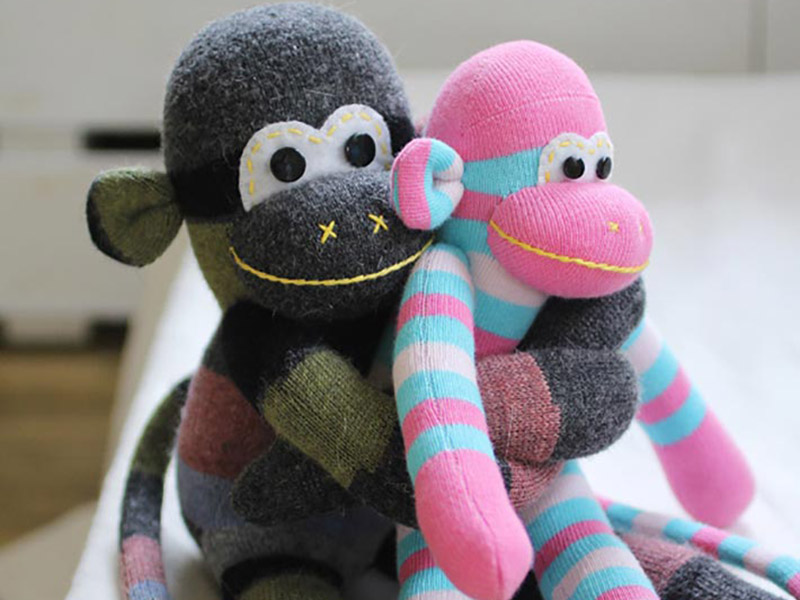 ترفند با لباس کهنه: ساخت عروسک میمون از جوراب‌های کهنه