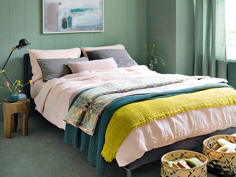 رنگ اتاق خواب به عنوان فضایی برای استراحت و آرامش، باید با روش اصولی انتخاب شود، تا افراد در اتاقشان که به نوعی فضای شخصی آن‌هاست، آرامش لازم را کسب کنند.