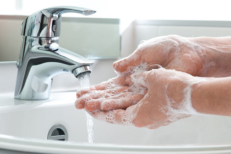 شستن دست ها در محل کار | شستن دست ها با آب و صابون به مدت 20 ثانیه | مواد ضدعفونی کننده | وسایل ضدعفونی کننده | راهکارهای جلوگیری از ابتلا به کرونا در محل کار