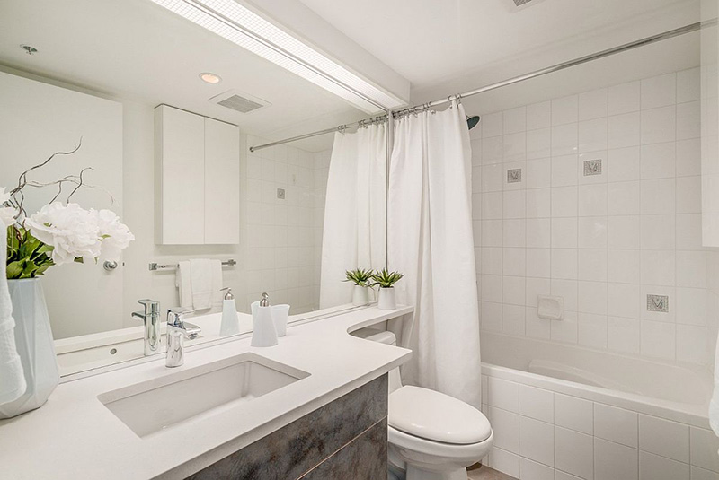 سعی کنید از رنگ‌های ملایمی نظیر سفید، سبز، آبی و غیره برای طراحی حمام و سرویس بهداشتی منزل خود استفاده کنید.