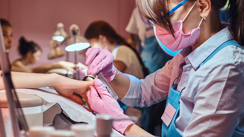 از آنجا که خدماتی که در آرایشگاه‌ها ارائه می‌شود، ارتباط تنگاتنگی با سلامت افراد دارد، باید از موادی به عنوان محلول ضدعفونی کننده استفاده شود، که حساسیت‌زا نباشند.