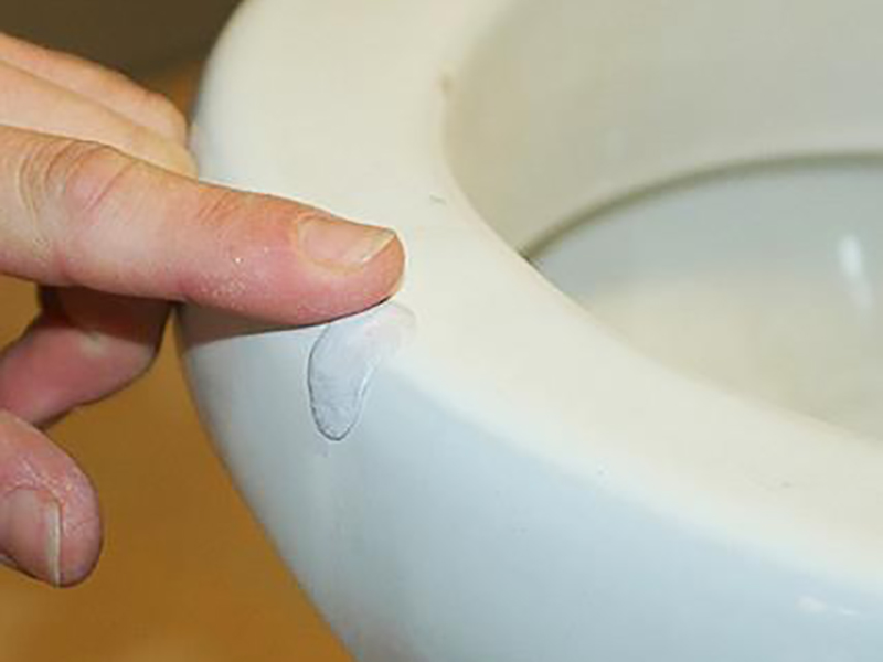 برای تعمیر ترک کاسه توالت باید از اپوکسی استفاده کنید و اگر نتیجه بخش نبود باید به فکر تعویض کاسه توالت باشید.