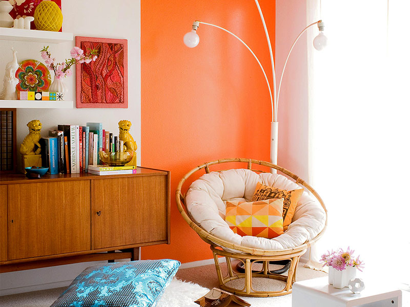 اگر می‌خواهید تحرک بیشتری به فضای اتاق خود بدهید، یکی از دیوارهایتان را نارنجی تند رنگ بزنید.