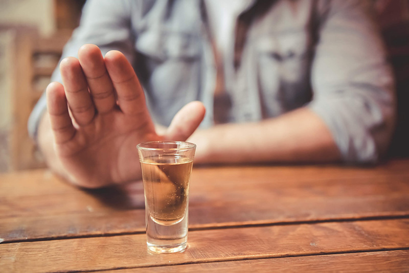 آیا خوردن الکل و نوشیدنی‌های الکلی خطر ابتلا به ویروس کرونا را کاهش می دهد؟ تاثیر نوشیدن الکل در درمان کووید-19