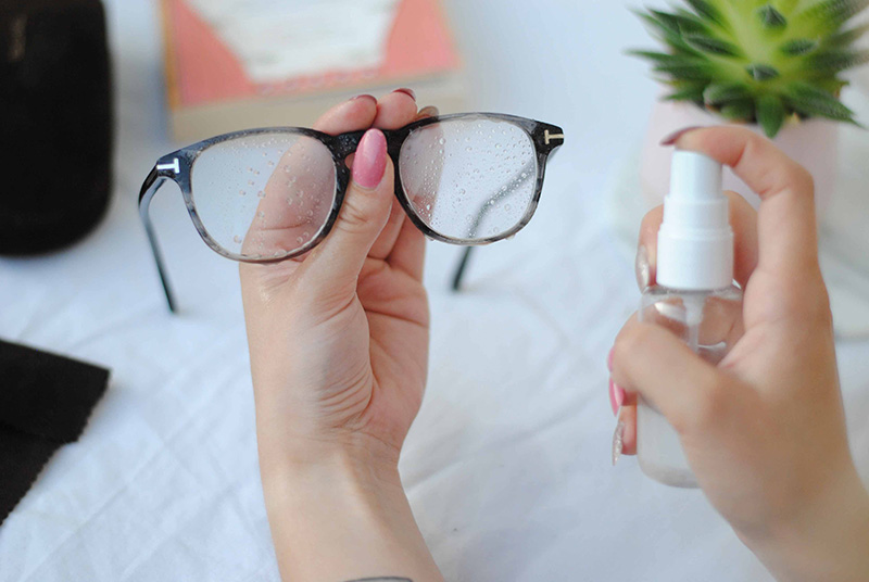 روش ضدعفونی عینک برای پیشگیری از ابتلا به کرونا | نحوه شستن و استریل کردن عینک