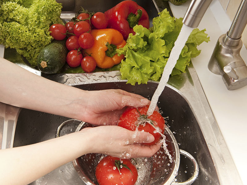 طریقه صحیح شستن میوه و سبزیجات | مراحل ضد عفونی میوه و سبزیجات با آنولیت